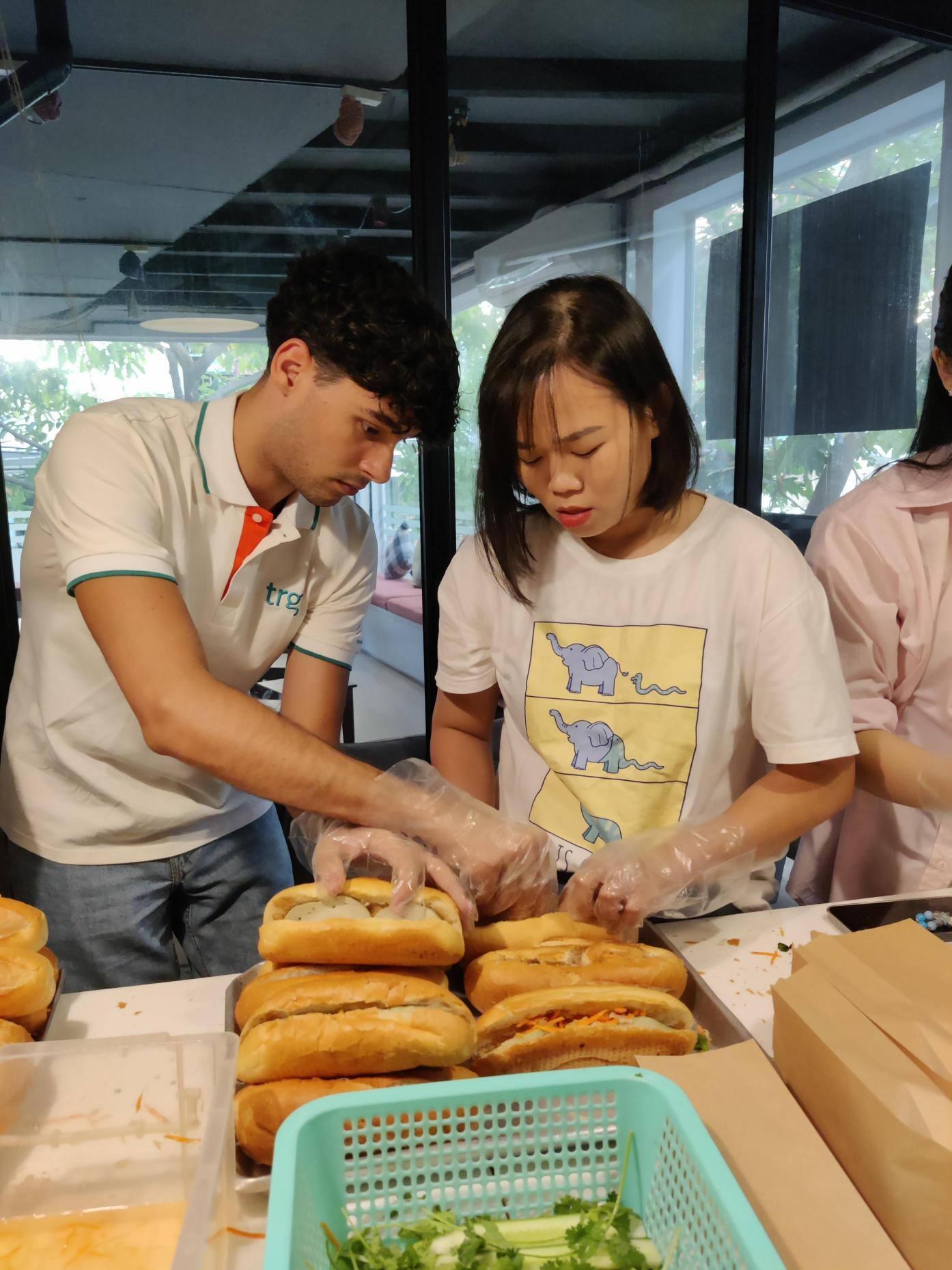 Lan toả yêu thương từ những chiếc bánh mì