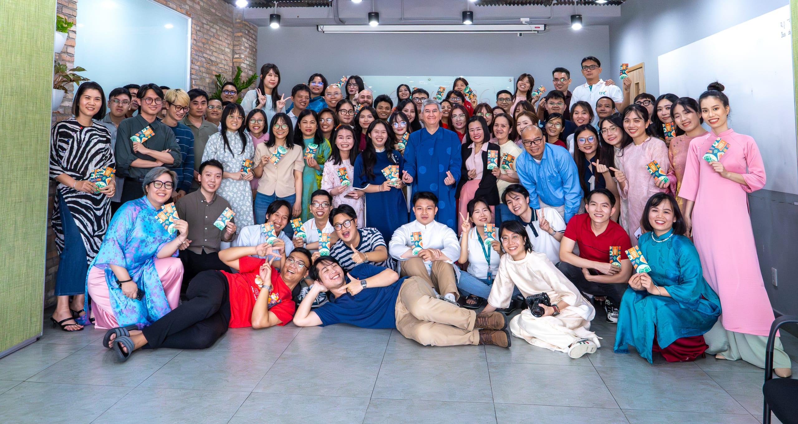 Đội ngũ TRG International cùng nhau trong một sự kiện của công ty