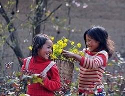 TRG shared 160 gifts to the needy people in Đưng K’noh town, Lạc Dương, Lâm Đồng