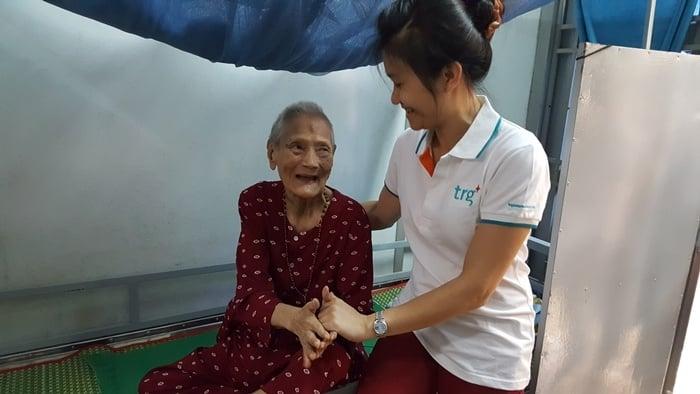 TRG thăm và tặng quà Trung tâm bảo trợ người già Thiên Ân