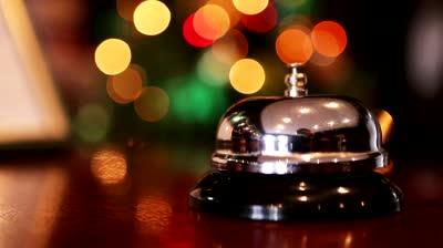 So sánh báo cáo thông thường và Business Intelligence trong quản lý khách sạn