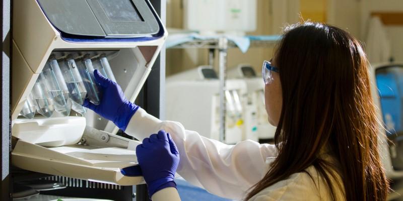 AstraZeneca đã tự động hóa việc quản lý chi phí như thế nào?